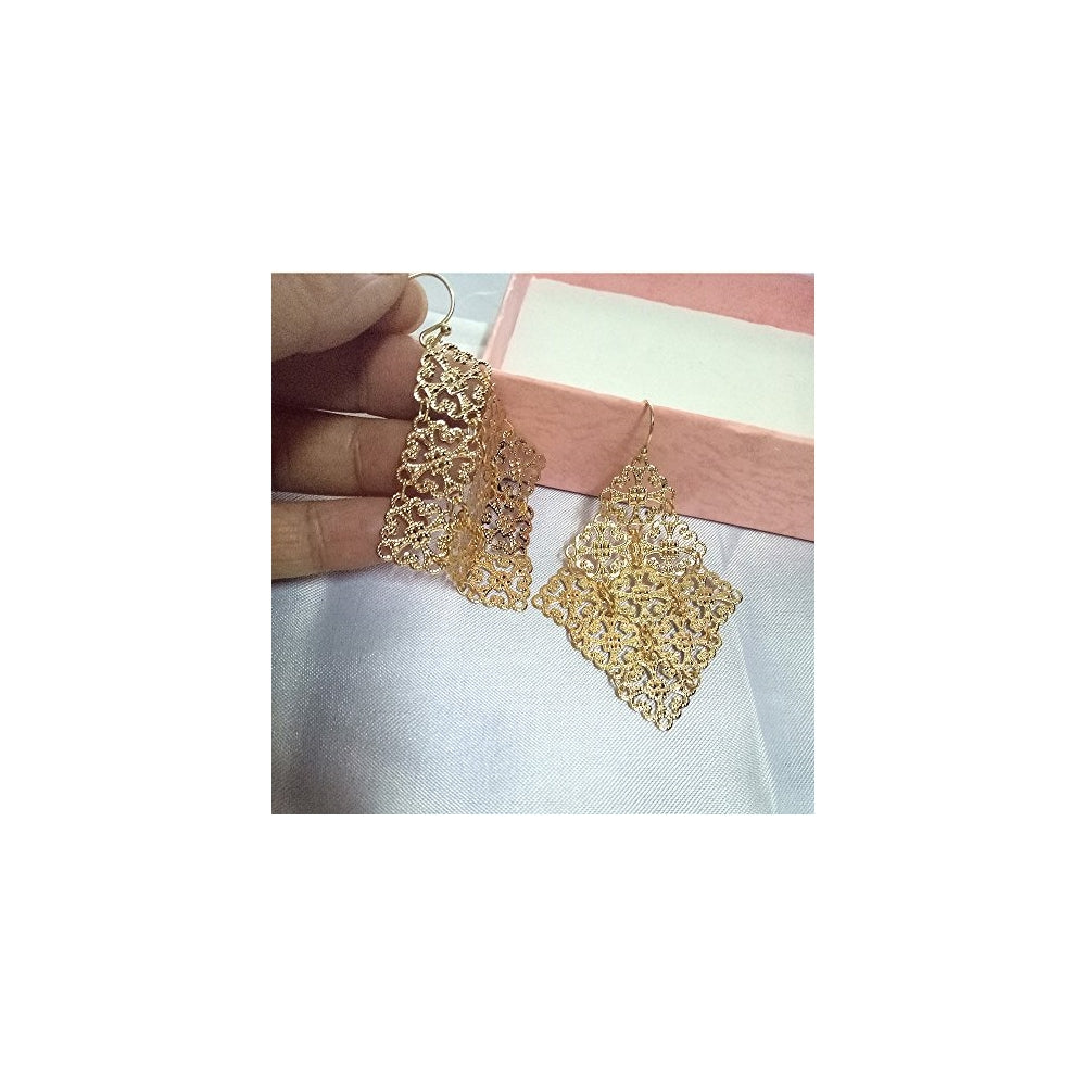 Aretes colgantes hechos a mano de color dorado para mujeres