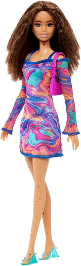 Barbie Fashionistas Muñeca #206 con cabello rizado y pecas