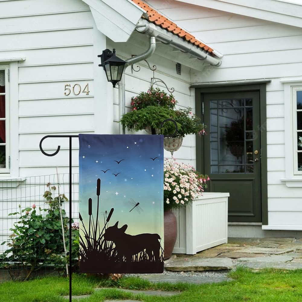 Bandera de Jardín Nocturna Silueta Keeshond y Libélula