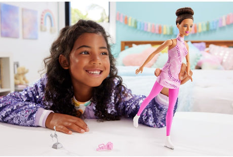 Barbie Carreras Muñeca Moda con Accesorios y Trofeo, Ice Skater