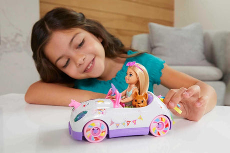 Set de coche de Barbie Chelsea con unicornio, muñeca pequeña y accesorios