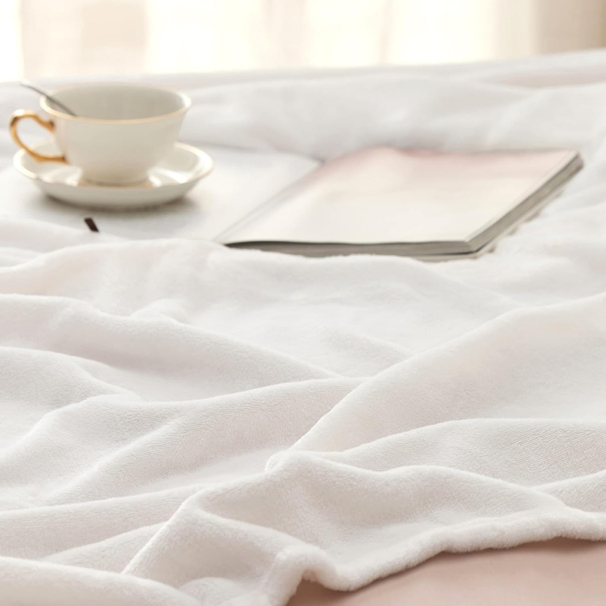 Manta de felpa Bedsure 300GSM, suave y ligera para sofá