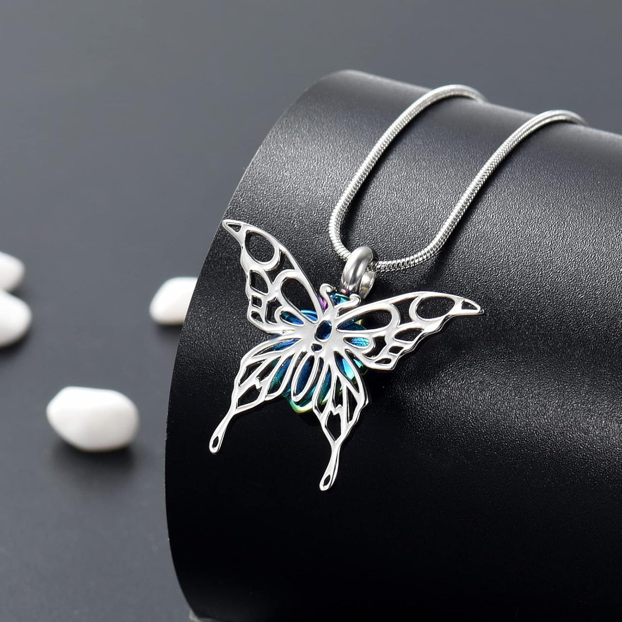 Collar de urna de cremación con alas de mariposa