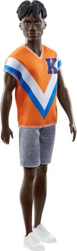 Barbie Fashionistas Ken Muñeco con pelo rizado y ropa deportiva