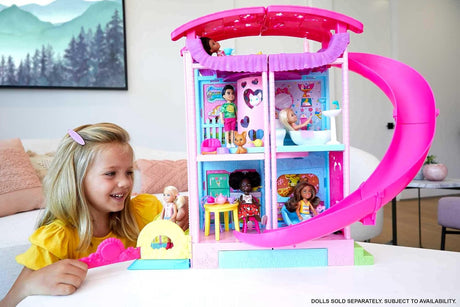Casita Barbie Casa de Muñecas Chelsea con Áreas Transformables y 20+ Piezas