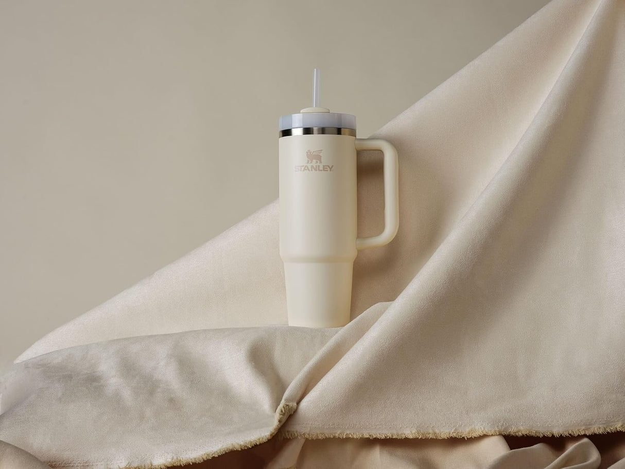 Vaso aislado al vacío de metal con tapa y popote para agua