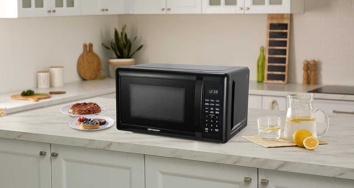 Horno Microondas Emerson MW7302B 0.7 Cu. Ft. 700W, 10 Niveles