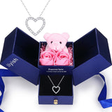 caja de regalo de oso con collares de corazón