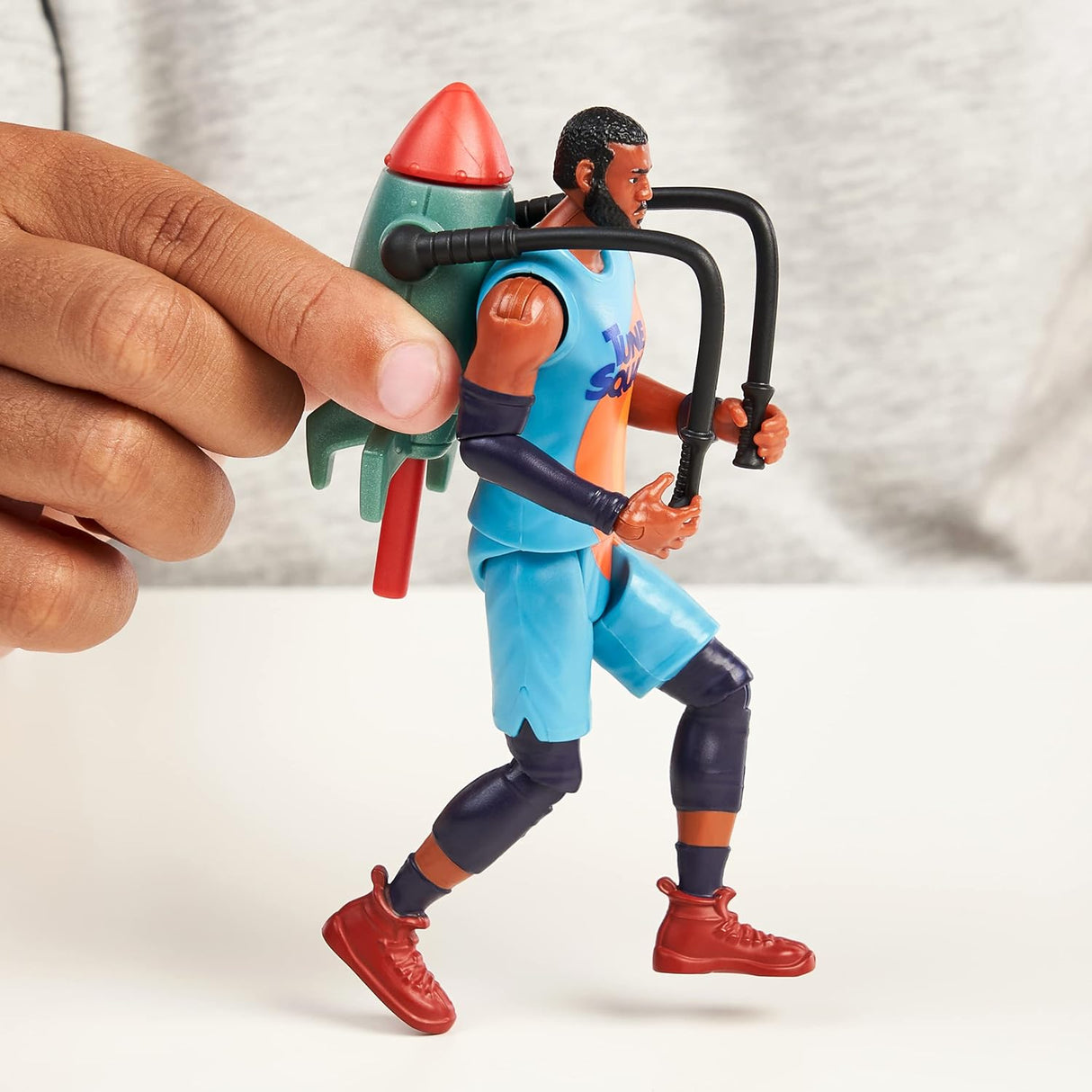 Figura de acción Baller - Lebron James con mochila Acme 4000