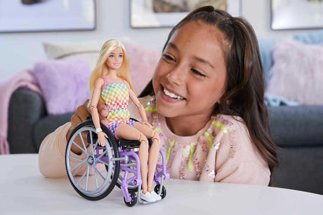 Barbie Muñeca con Silla de Ruedas y Accesorios, Fashionistas