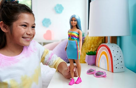 Muñeca de Moda con Top Arcoíris y Falda Teal, Modelo #218