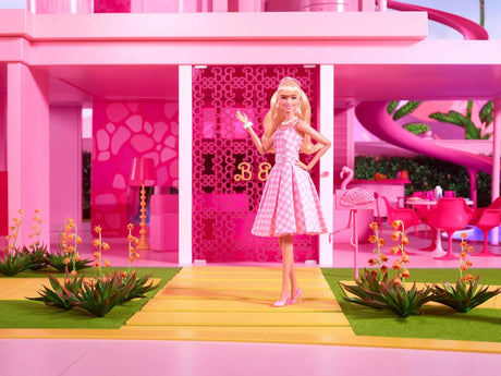 Muñeca Coleccionable Barbie con Vestido de Cuadros y Collar