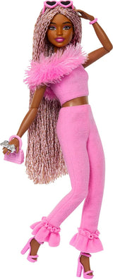 Barbie Deluxe Style Muñeca, Outfit Barbiecore, Trenzas, Accesorios