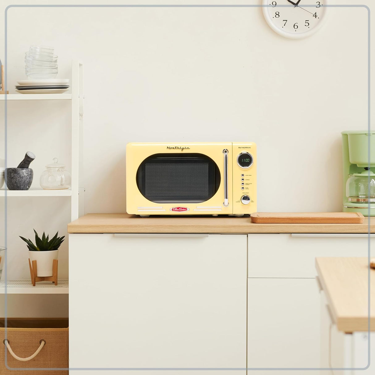 Microondas Compacto Nostalgia NRMO7YW6A, 0.7 Cu. Ft., 700W