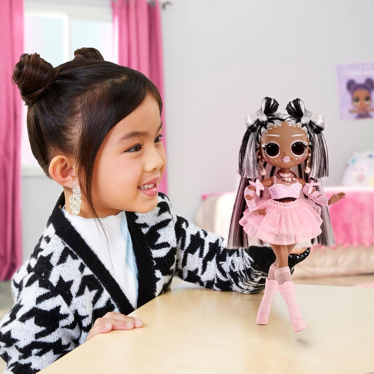 Muñeca con pelo que cambia de color, modas y accesorios - 4+