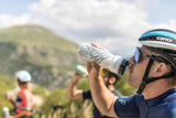 Podium Chill - Botella de agua aislada para bicicleta, botella para apretar, 21 onzas, color rojo y blanco