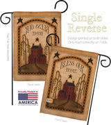 Bandera clásica de jardín Bless Our Home Country Living Primitive Farm Western Barn American Rustic Cowboy Rural Ranch pequeña decorativa de regalo para patio, casa de campo, hecha en Estados Unidos, 13 x 18.5 pulgadas