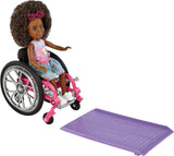Barbie Chelsea Muñeca con Silla de Ruedas y Accesorios