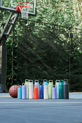 Botella de agua con tapa IceFlow™ y asa de transporte