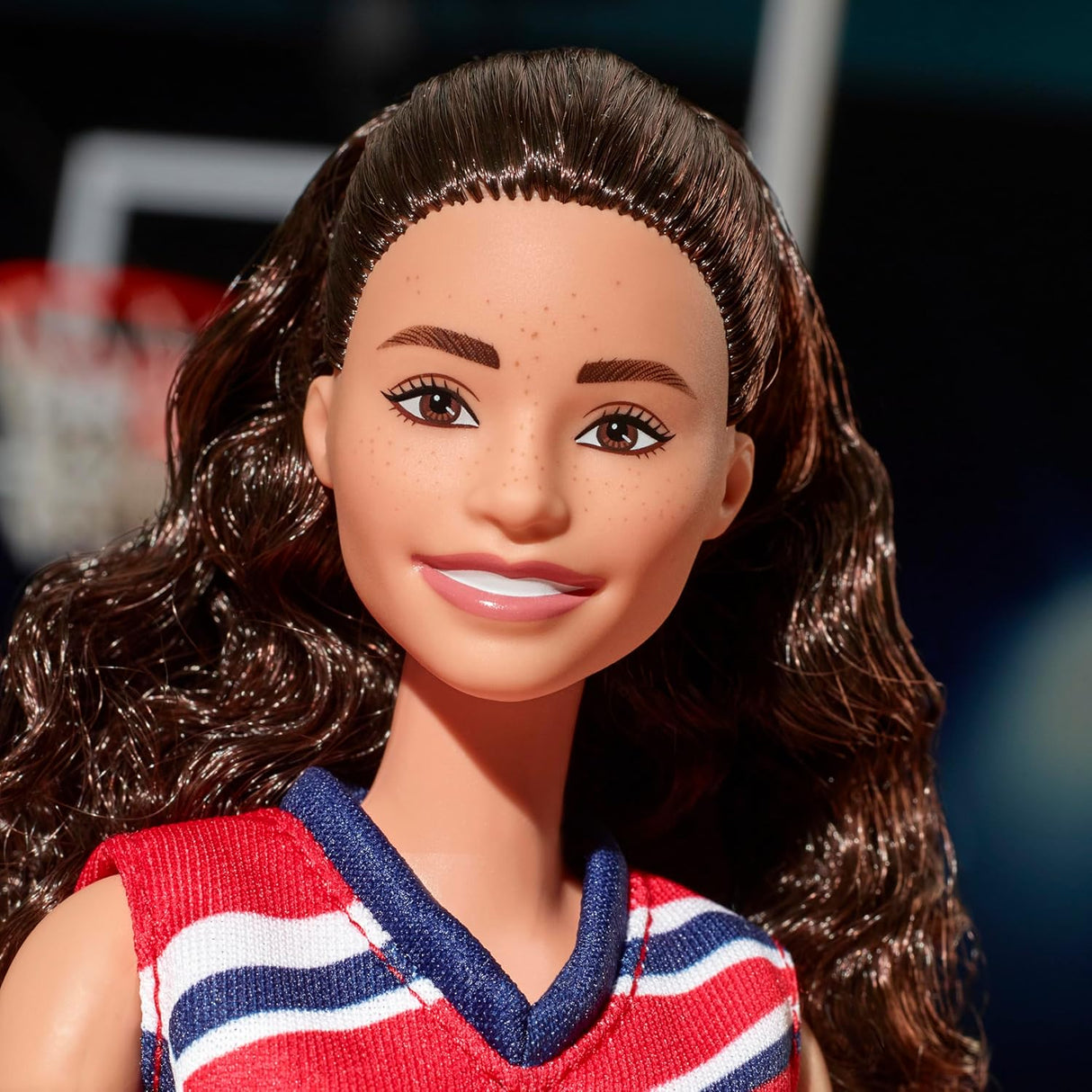 Muñeca Barbie Signature Sue Bird con uniforme y accesorio de baloncesto