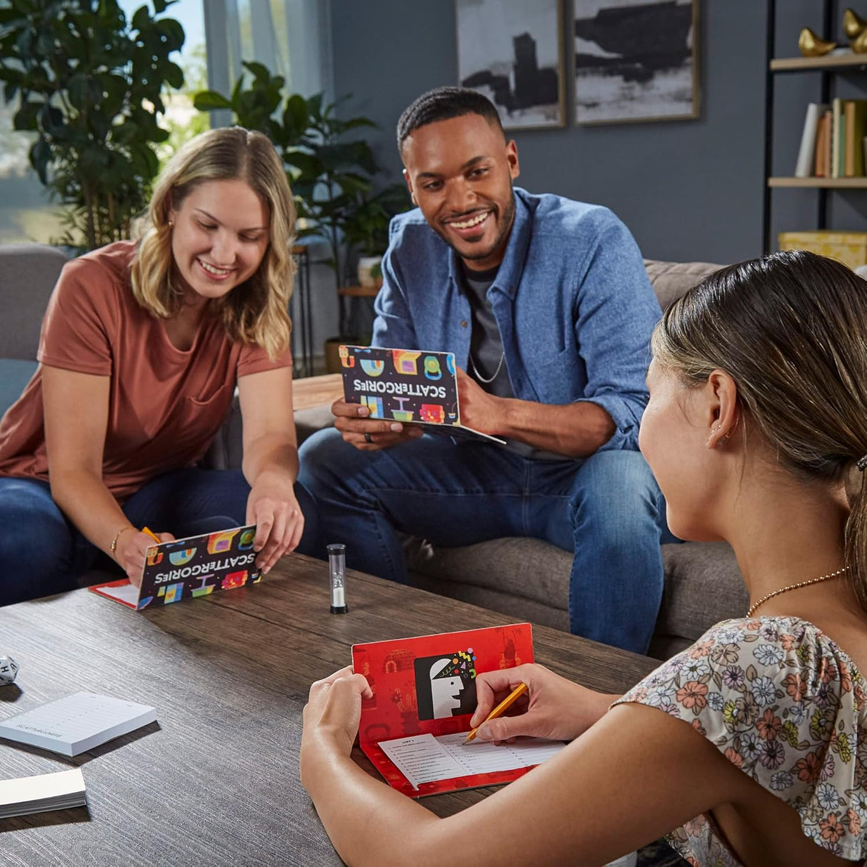 Juego de Scattergories de Hasbro, para 2+ jugadores, clásico