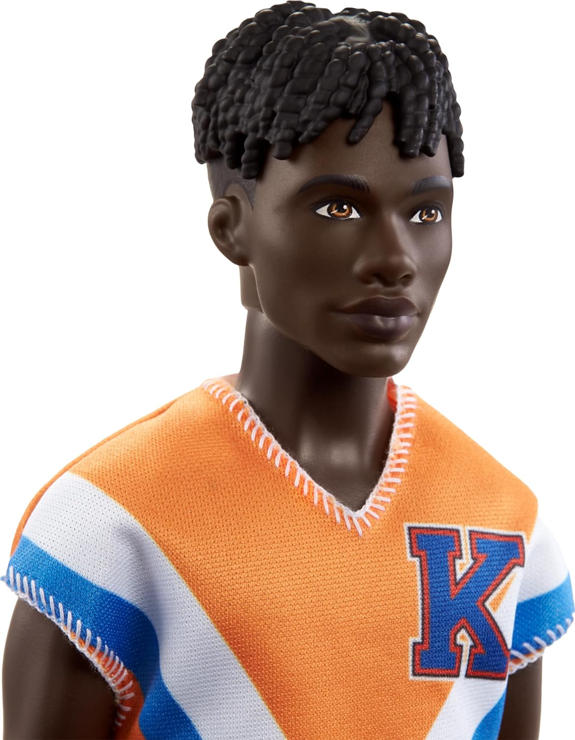 Barbie Fashionistas Ken Muñeco con pelo rizado y ropa deportiva