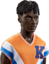 Barbie Fashionistas Ken Muñeco con pelo rizado y ropa deportiva