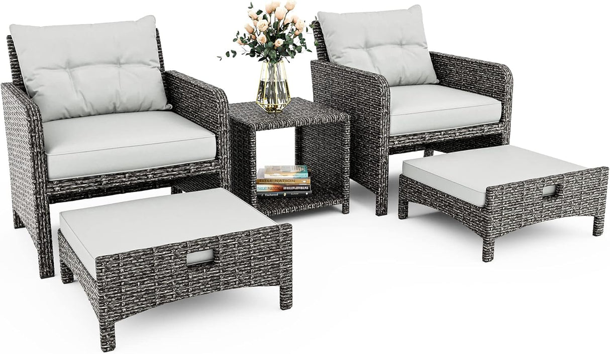 Pamapic Juego de 5 muebles de mimbre para patio, sillas de patio al aire libre con otomanas, muebles de conversación con mesa auxiliar para jardín junto a la piscina, balcón (cojín gris + ratán gris)