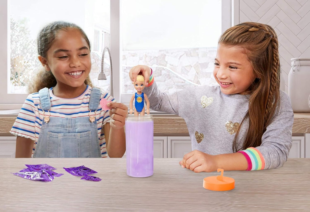 Barbie Color Reveal Chelsea Muñeca con 6 Sorpresas, Modelo 2023