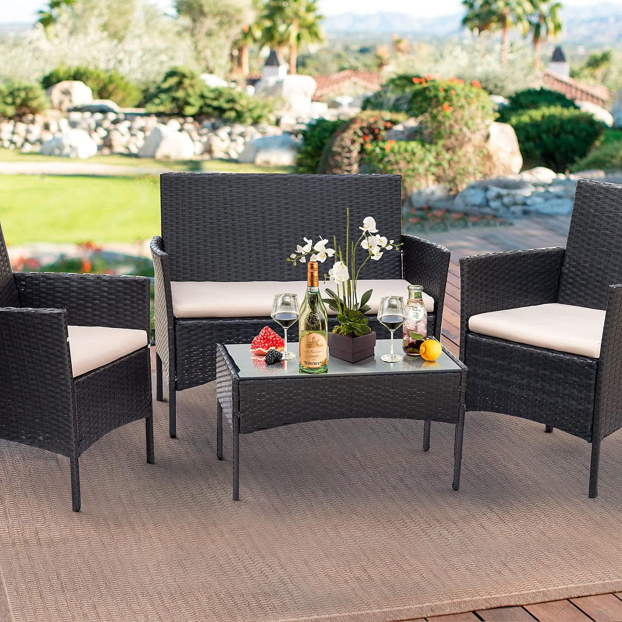 Greesum Muebles de patio de 4 piezas para conversación al aire libre, sillas de mimbre para jardín, balcón, porche, sofá biplaza junto a la piscina con cojín y mesa de cristal, negro y beige