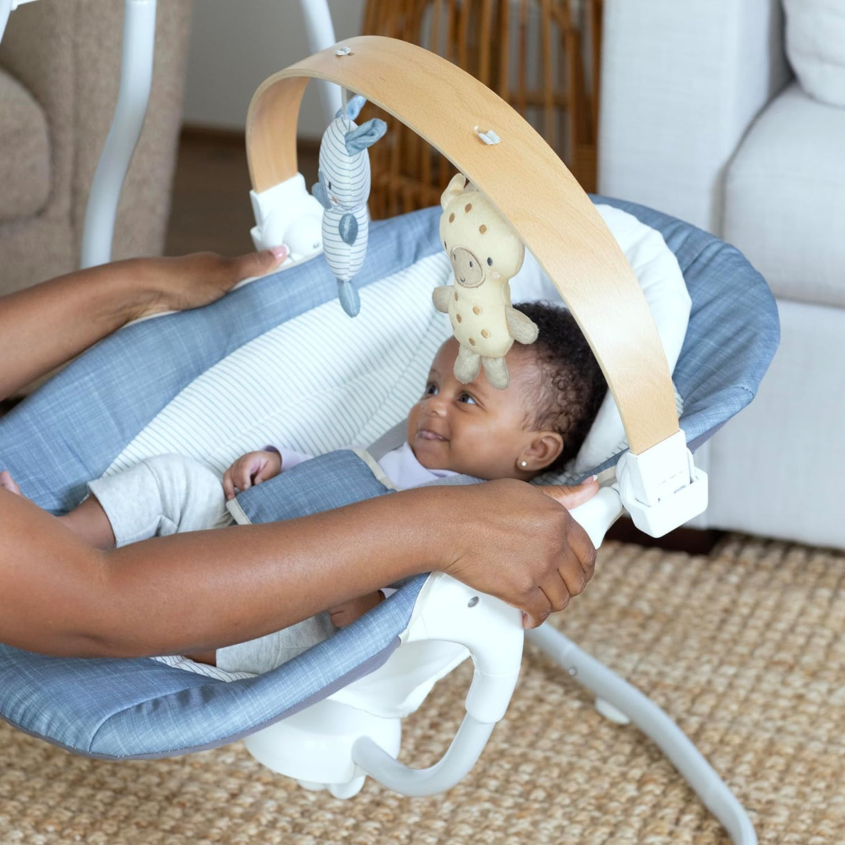 Ingenuity SimpleComfort - Columpio compacto relajante, barra de juguetes giratoria, asiento giratorio, 6 velocidades, para edades de 0 a 9 meses, hasta 20 libras, color cambray