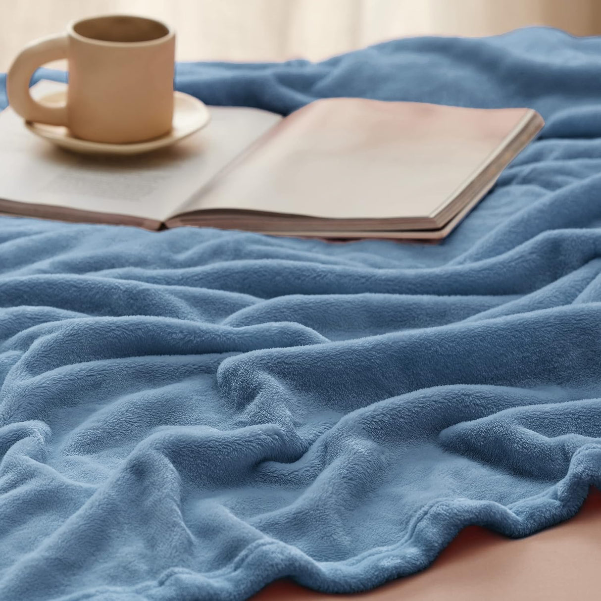 Manta de felpa Bedsure 300GSM, suave y ligera, modelo para sofá