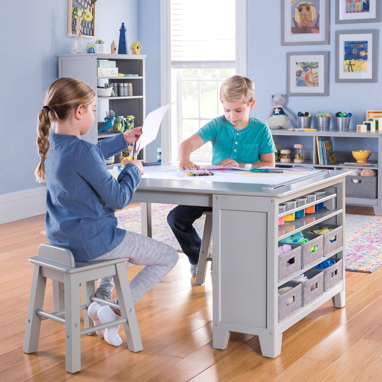 Mesa y taburete de arte para niños - Martha Stewart, con rodillo y tazas