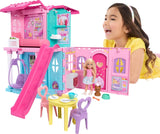 Casa de Muñecas Barbie Chelsea con 15+ accesorios, 5 áreas y tobogán