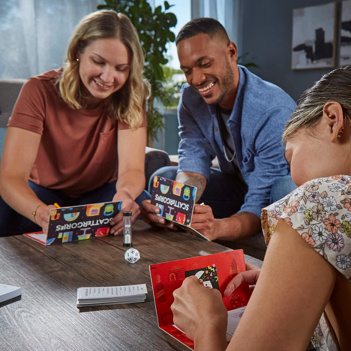 Juego de Scattergories de Hasbro, para 2+ jugadores, clásico