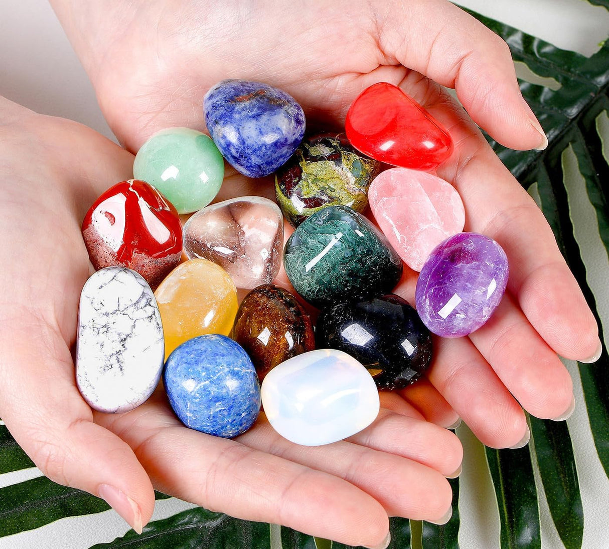 Conjunto de cristales naturales pulidos para decoración y energía.