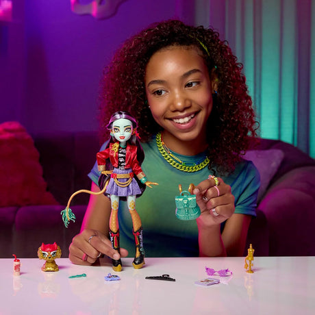 Muñeca Jinafire Long de Monster High con perro y 7 accesorios