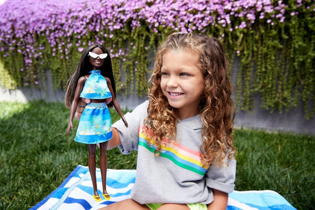 Barbie Amiga La Onda Muñeca con Ropa y Accesorios Reciclados