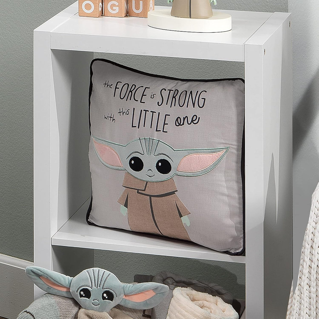 Lambs &amp; Ivy Star Wars The Child/Baby Yoda - Cojín decorativo para cuarto de bebé