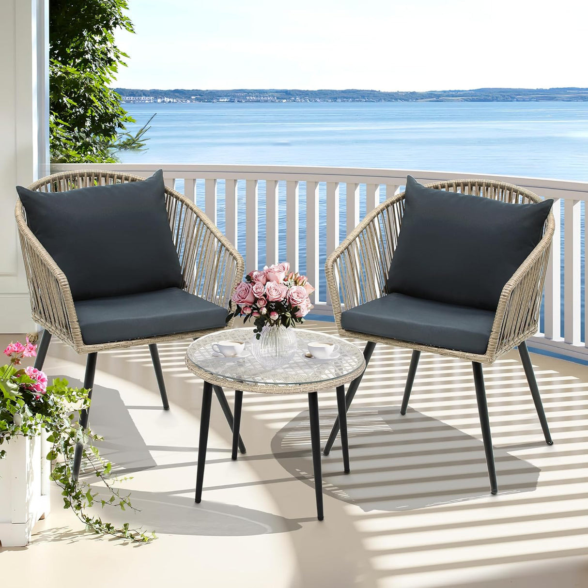 YITAHOME Juego de 3 muebles de mimbre para patio al aire libre, sillas de conversación de ratán para todo tipo de clima, para patio trasero, balcón y terraza con cojines suaves, mesa auxiliar de cristal, ratán gris