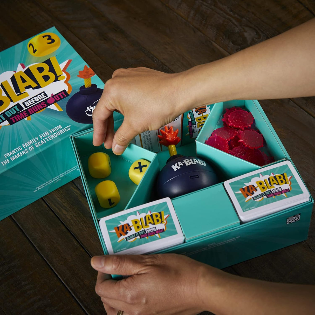 Juego Ka-Blab! de Hasbro Gaming, familiar y divertido para 2-6 jugadores