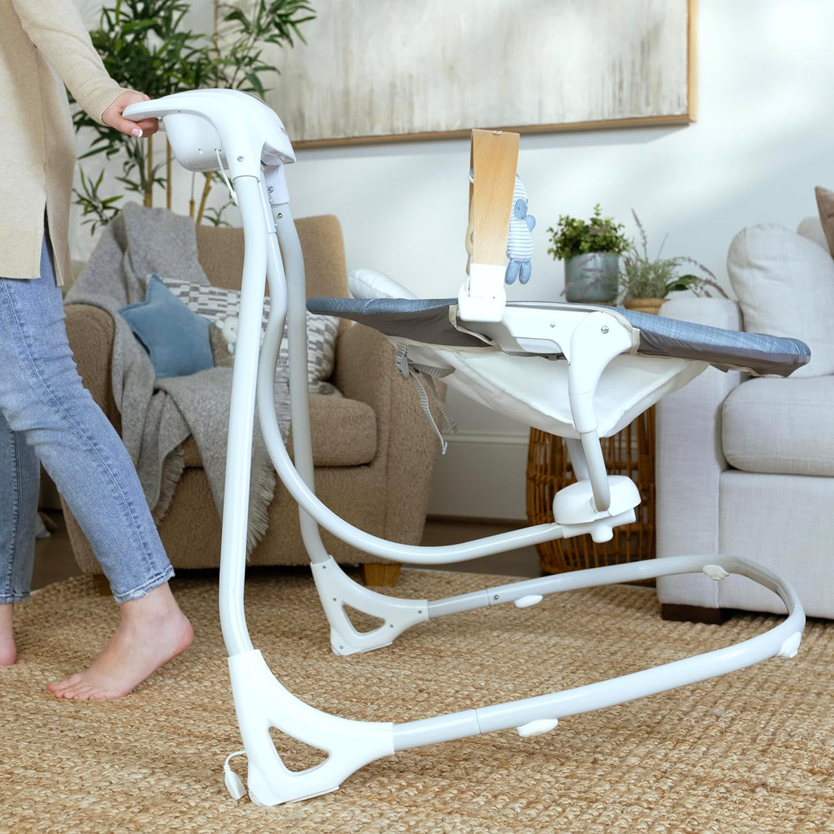 Ingenuity SimpleComfort - Columpio compacto relajante, barra de juguetes giratoria, asiento giratorio, 6 velocidades, para edades de 0 a 9 meses, hasta 20 libras, color cambray