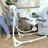 Ingenuity SimpleComfort - Columpio compacto relajante, barra de juguetes giratoria, asiento giratorio, 6 velocidades, para edades de 0 a 9 meses, hasta 20 libras, color cambray