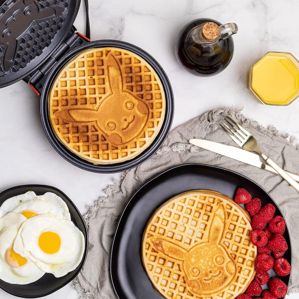 Wafflera Uncanny Brands Pikachu - Haz Waffles Divertidos