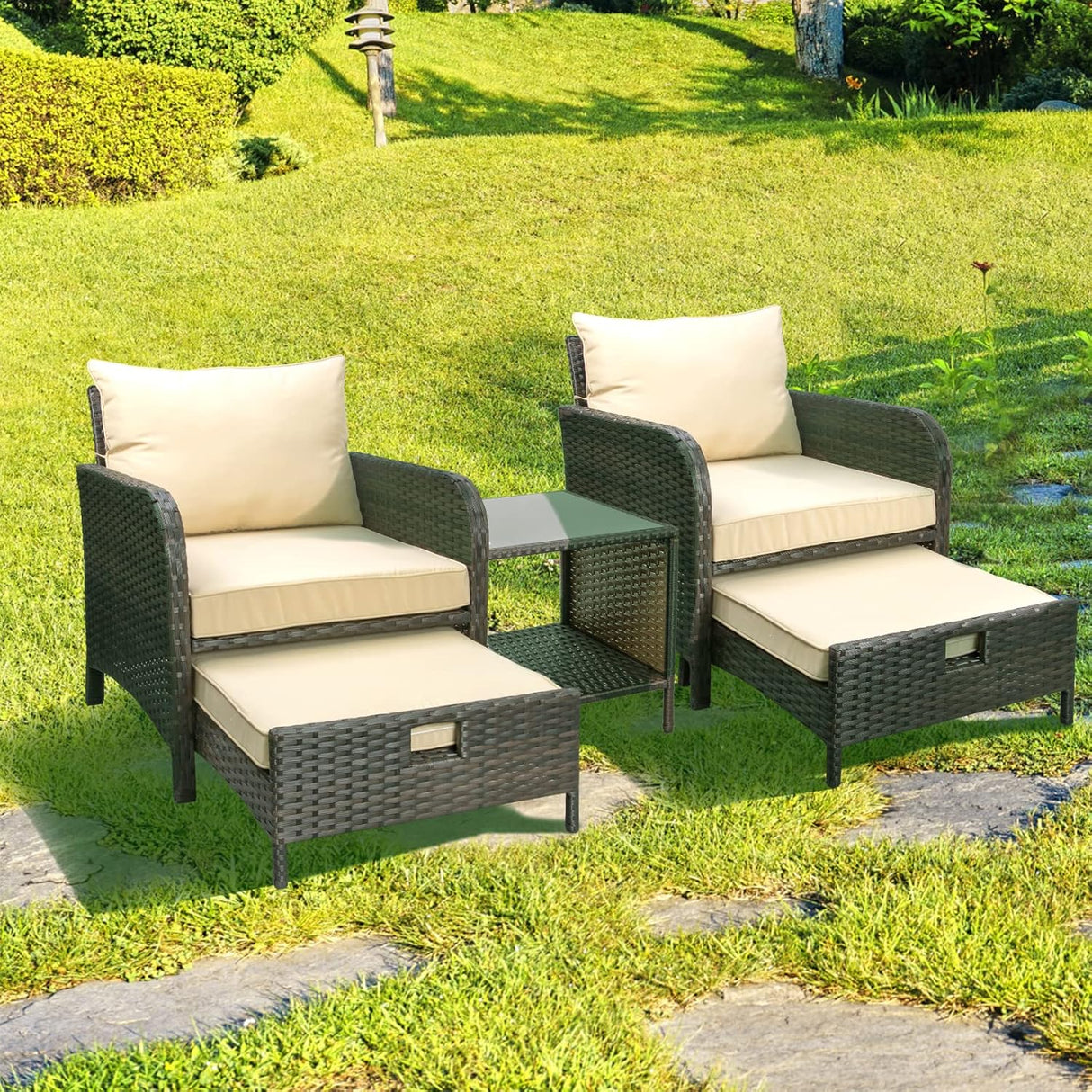 LEVELEVE Balcony Furniture - Juego de 5 piezas para conversación de patio, sillas de mimbre de polietileno para exteriores con cojines suaves, 2 otomanas y mesa de cristal para porche, mimbre marrón