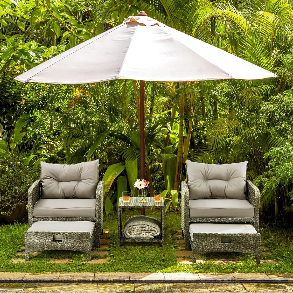 Pamapic Juego de 5 sillas de mimbre para patio al aire libre con otomana. Juego de muebles de conversación exterior con cojines y café para balcón, porche, césped, mesa de jardín (cojín gris + ratán gris claro)