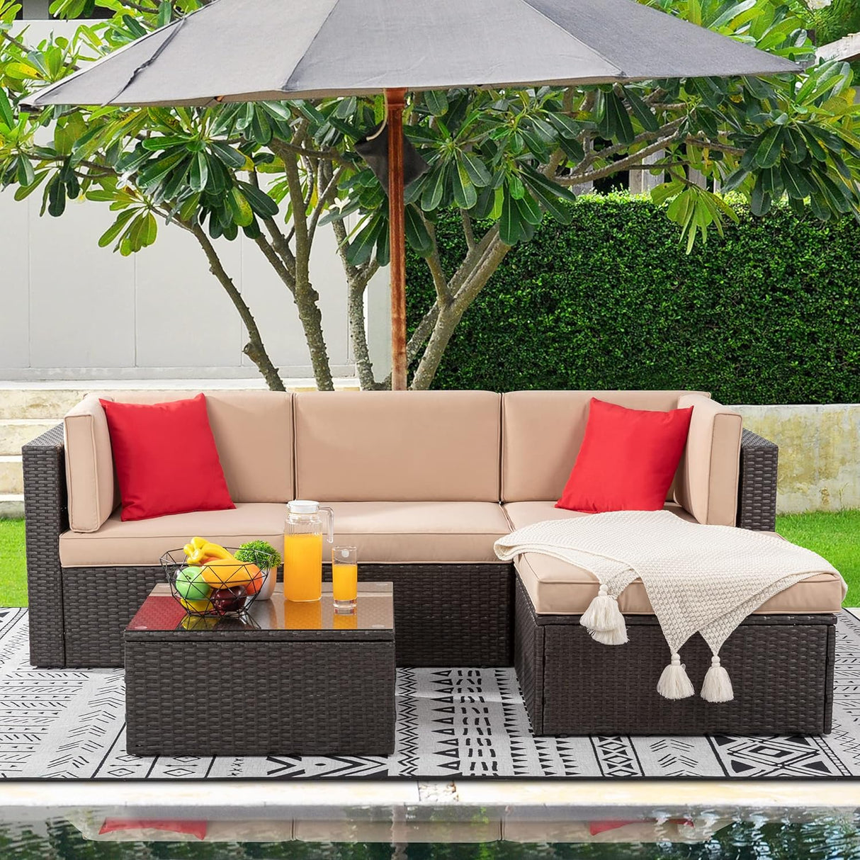 Shintenchi Juego de muebles de patio de 5 piezas para exteriores para todo tipo de clima, juego de sofá seccional de ratán de polietileno con mesa de cristal, cojín otomano y almohadas rojas