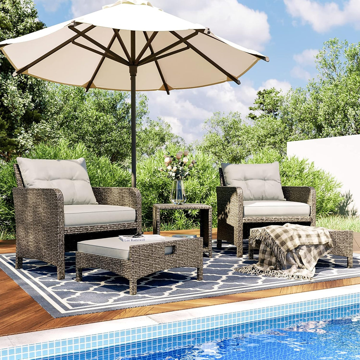 Pamapic Juego de 5 muebles de mimbre para patio, sillas de patio al aire libre con otomanas, muebles de conversación con mesa auxiliar para jardín junto a la piscina, balcón (cojín gris + ratán gris)