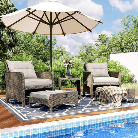 Pamapic Juego de 5 muebles de mimbre para patio, sillas de patio al aire libre con otomanas, muebles de conversación con mesa auxiliar para jardín junto a la piscina, balcón (cojín gris + ratán gris)