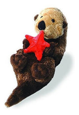 Peluche con forma de nutria agarrando una estrella de mar
